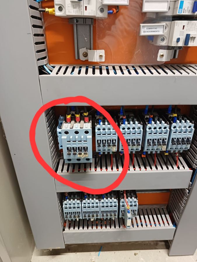 Quadro de comando elétrico em manutenção