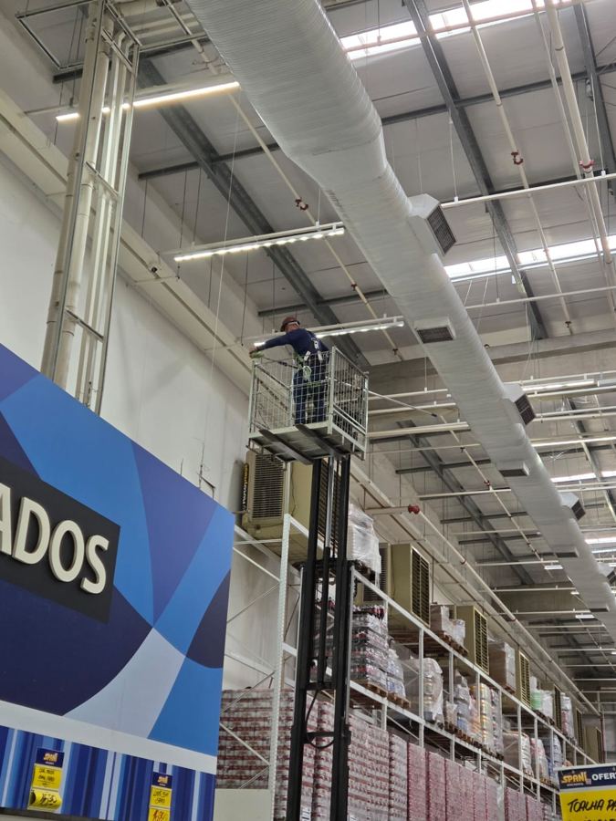 Serviço em altura com plataforma