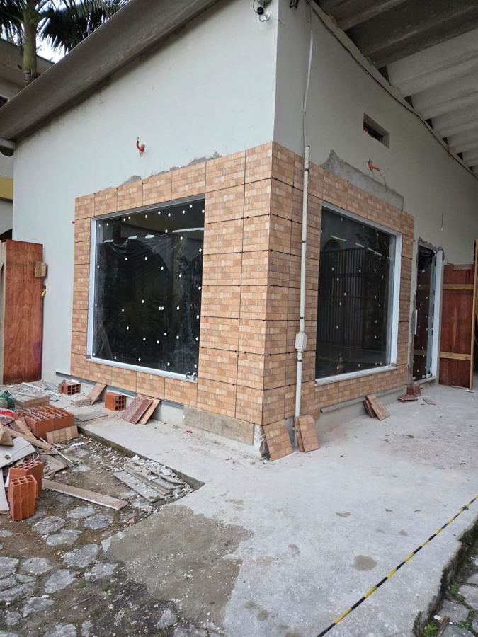 Fachada comercial com revestimento e novas vitrines