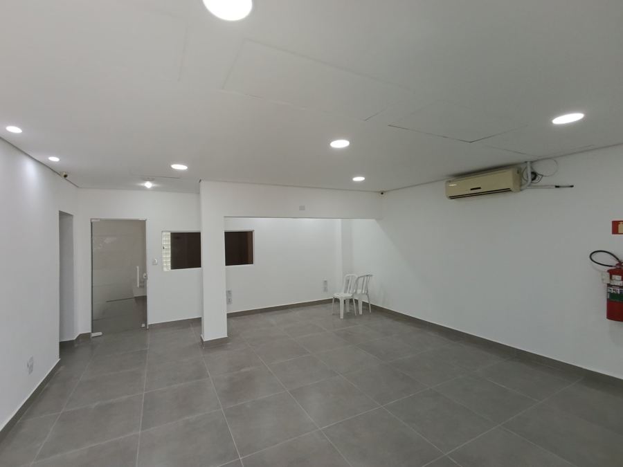 Salão comercial reformado com piso porcelanato e forro com LED